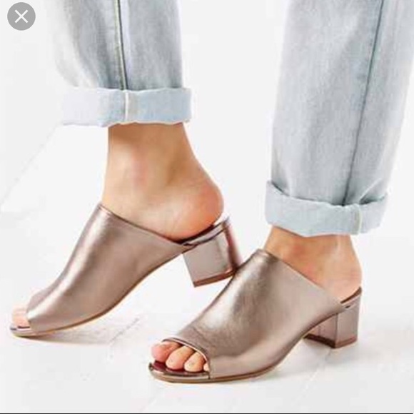 Jeffrey Campbell Shoes - Jeffrey Campbell silver darnley sandals size 7
